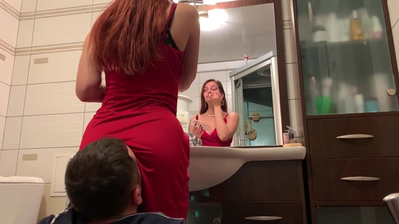Petite Princesses Femdom: 빨간 드레스를 입은 여주인 Sofi 의자 노예 - 얼굴 을 빠는 펨돔 무시