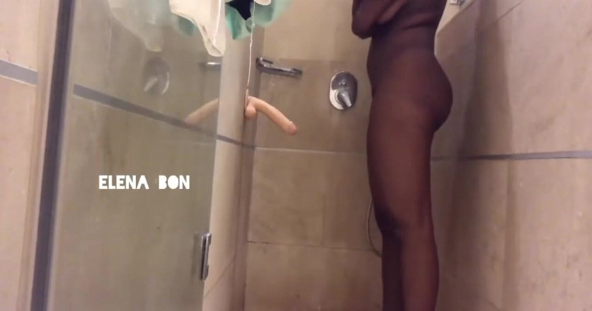 Elenabon: Ngentot memek putriku yang mungil di kamar mandi