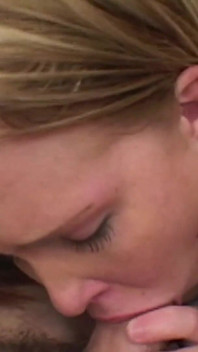 Doppia penetrazione è questa puttana bionda la cosa preferita oltre ad avere la bocca piena di sperma.