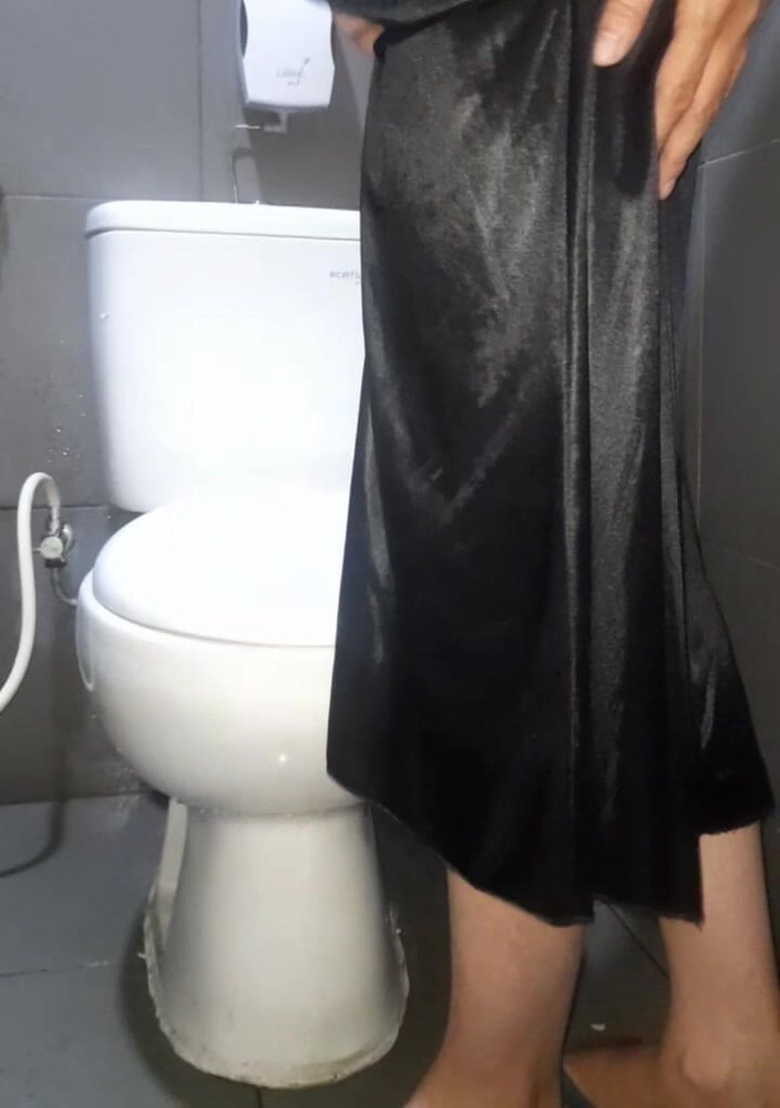 Naomisinka: 穿着缎面丝绸歌手礼服自慰