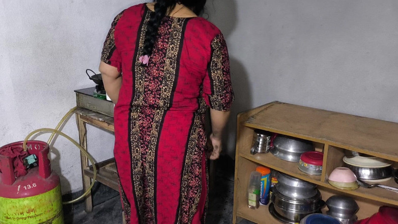 SAFI TV: Üvey teyzem yemek pişirirken ona sarıldım ve onu götten sikmeye...