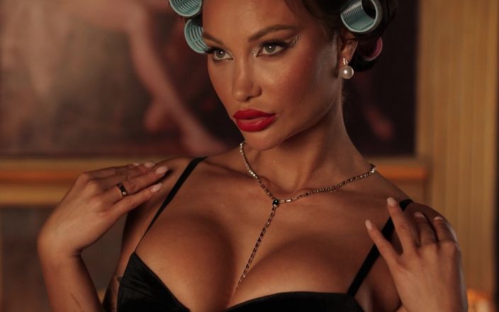 Monika Fox: Luxuriöse Monika Fox posiert in sexy schwarzem body und Pelzmantel...
