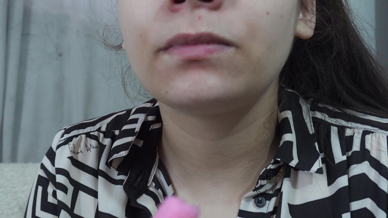 AmayaMori: Burnumla oynuyor. Burnuma ince pembe silikonlu bir pad koyuyorum ve...