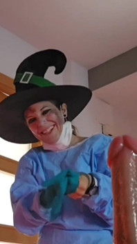 Penectomía en víspera de Halloween madrastra Zombi-bruja