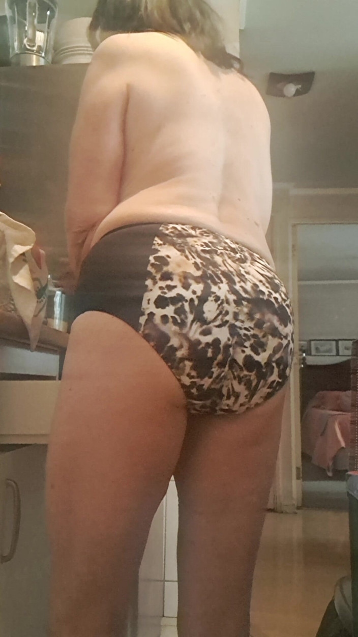 Mommy big hairy pussy: Madrasta na cozinha querendo ser fodida