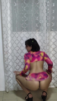 Una bella teen latina con un gran culo si esercita a ballare