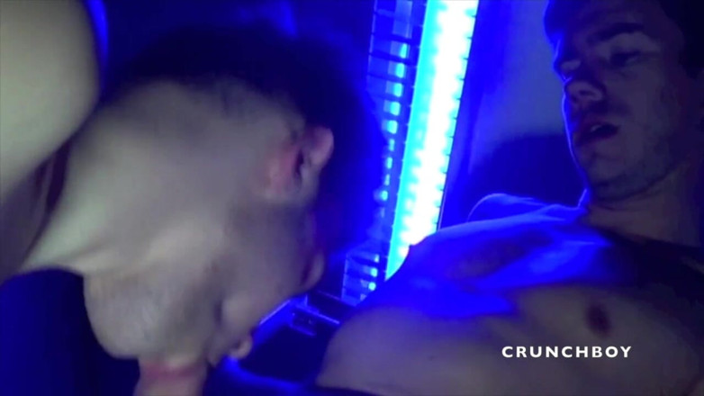 Crunch Boy: Kevin kont geneukt door jonge verlegen kerel nieuwsgierig