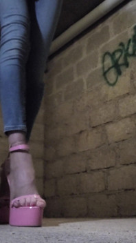 StrinG Fuck My Jean's BarBie Trav nella stanza EDF, tacchi a spillo 18cm rosa. Exhib Public VaneSsaBiTCHx