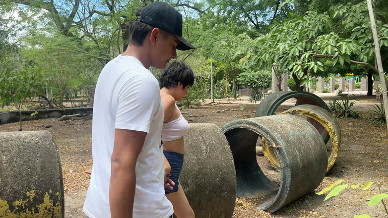 ManuelaAlvarez: 廃公園で迷子の女の子を見つけ、手伝ってくれる代わりに美味しくて美味しいファックをしてくれます。