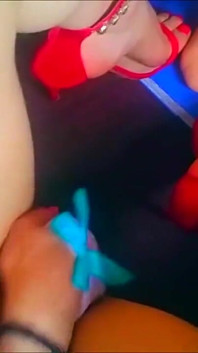 Une femboy mignonne joue avec ses pieds sexy