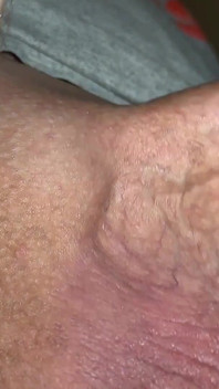 Zakar kulup kecil saya dimanjakan dengan mainan dan memancut mani
