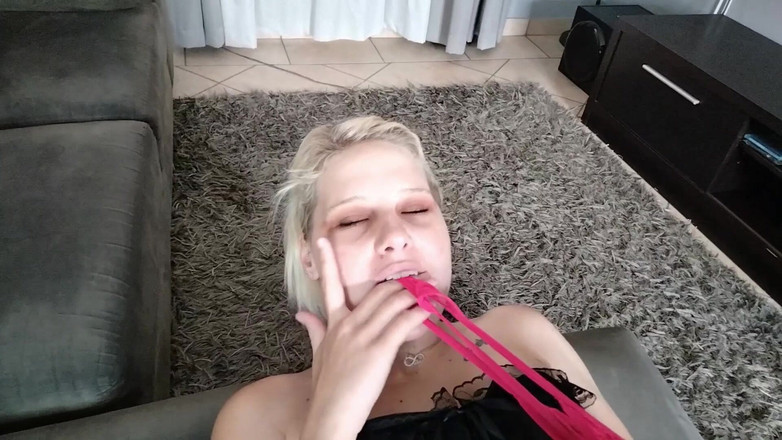 domslutfucker: Una bionda arrapata in corsetto si strofina la figa con...