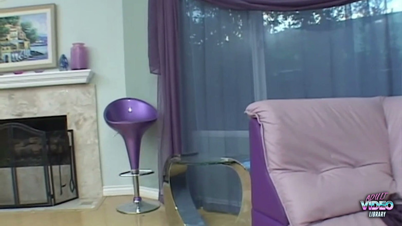 Adult Video Library: Brunetka zostaje wyruchana w łóżku i zaorana czysta rura miłości