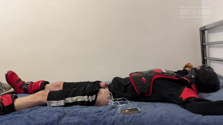 Inmate Cody and SubEdgeX: Mx Gear'daki Twink işkence ediliyor