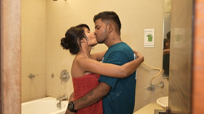 SAWITA BHABHI: Chlapec chytil dívku v koupelně a ošukal ji