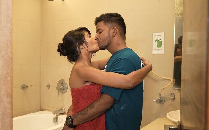 SAWITA BHABHI: De jongen betrapte het meisje in de badkamer en neukte...