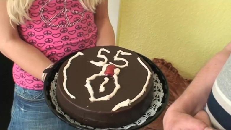 Old and young sex: Pour son anniversaire, le gentleman reçoit un cadeau de baise...