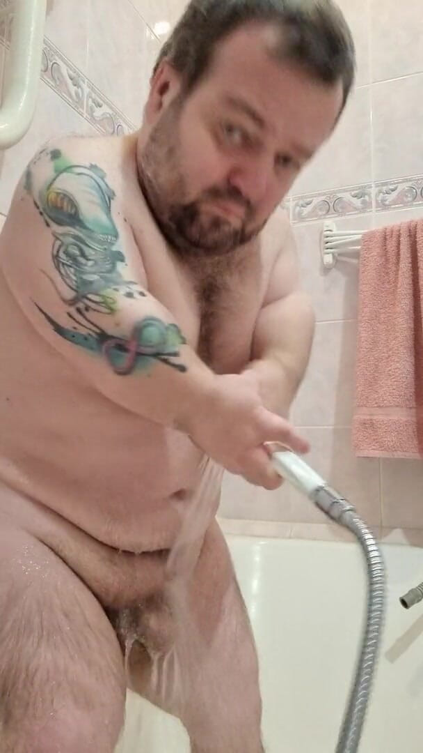 MiniCorgi: Dwerg neemt een douche