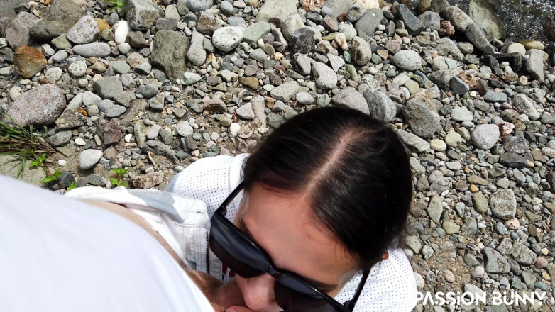 PassionBunny: Model bugar yang hot lagi asik nyepong kontol - pov