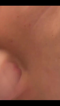 Miluji, když mi na hruď stříkají horké kapky