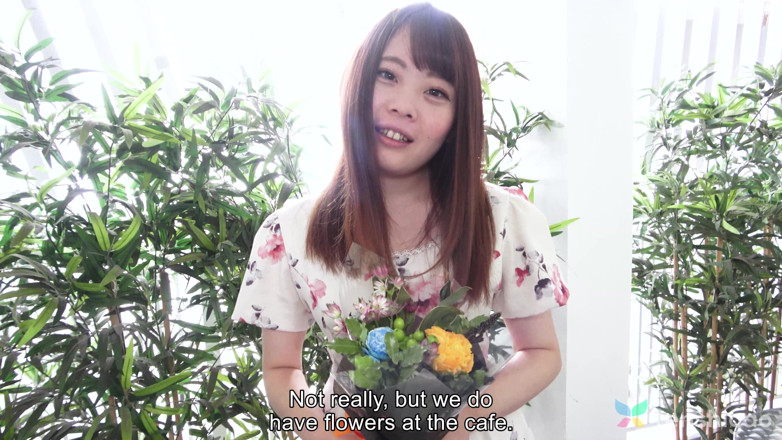 Tenshigao: Yuko mukai si pekerja kafe jepang lagi asik ganti baju...