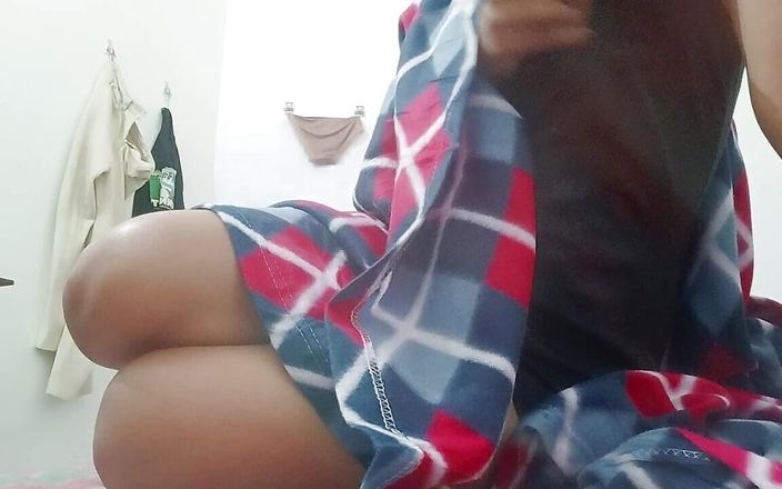 Desi Girl Fun: Náctiletá holka ráno v rohu postele ukazuje její těsnou kundičku