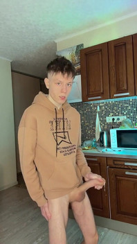 Je n’arrivais pas à caresser ma grosse bite jusqu’à ce que je couvre le sol de sperme