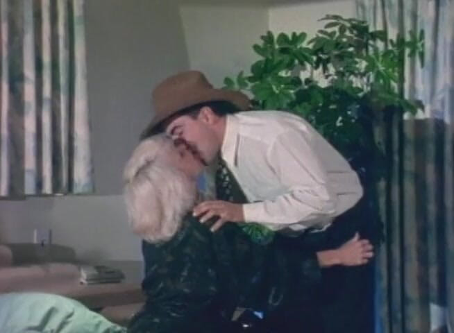The Vintage Era: Safada milf com peitões abre as pernas e recebe buceta...