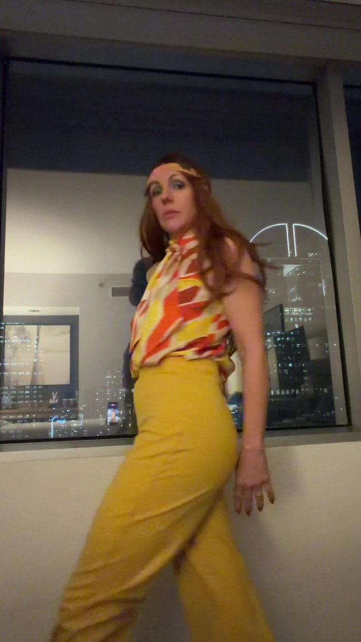 YourFavoriteMommy: Red Headed Groovy Girl