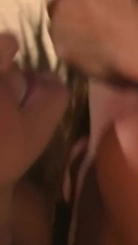 Une nana bisexuelle aime partager son copain et ils baisent tous dans un trio