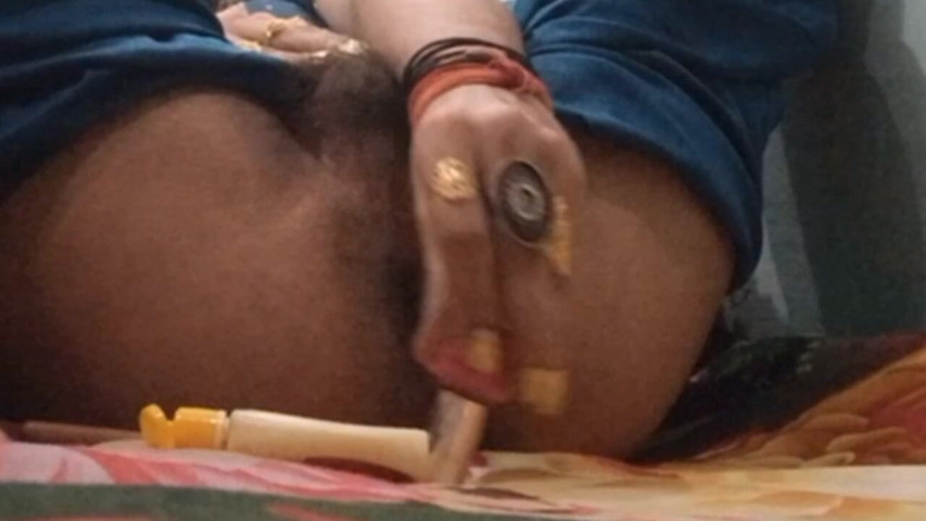 Travestito indiano che usa lo smalto per unghie come dildo anale (Vanshika eccitata) Indian Crossdresser Using Nail Paint for Anal as Dildo (Horny Vanshika)