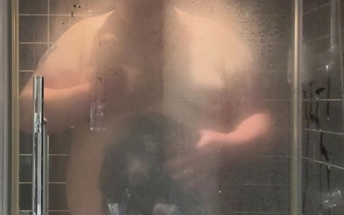 BigBearFrankfurt: Masturbace ve sprše