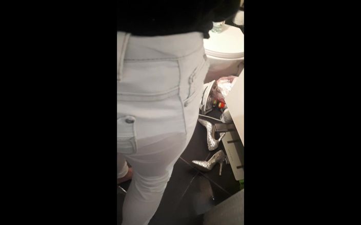 Aqua Pola: Pipì disperata in jeans bianchi e higheel