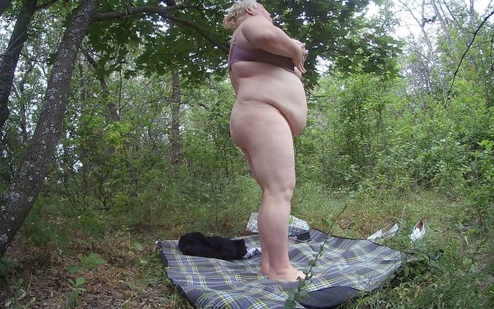 Zona901: Vriendin kleedt zich uit in een park en masturbeert haar...