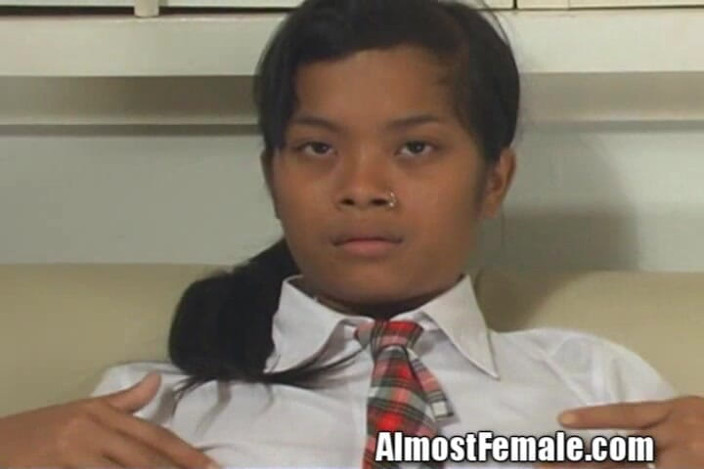 Almost Female: アジアの女の子積によるtranny毛深いディックもアジア