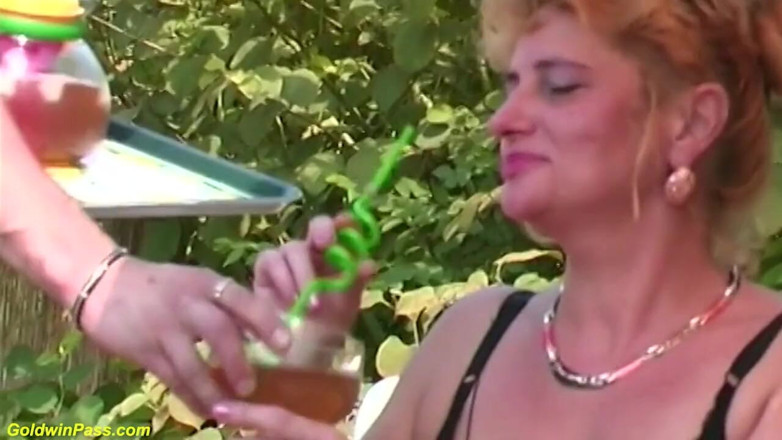 Crazy Old Moms: คุณแม่เลี้ยงผมแดงอวบๆ โดนเย็ดโหดกลางแจ้ง