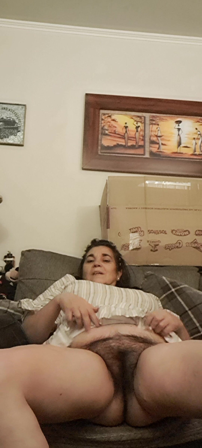 Mommy big hairy pussy: MILF継母ロールプレイ。