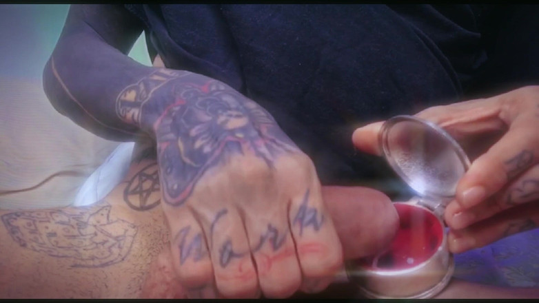 Dyavol: Saya masturbasi ke perhiasan ibu tiri saya saat dia tidak...