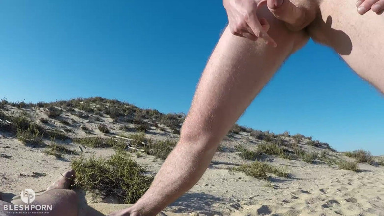 bleshporn: Julian Bleshs sborra in spiaggia