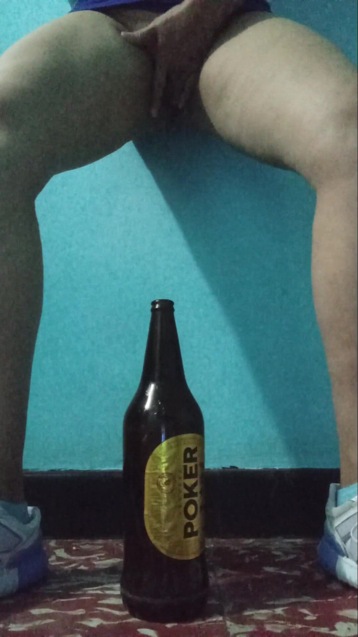 Lobicam: Ich masturbiere gut mit meinen fingern und eine Flasche bekommt...