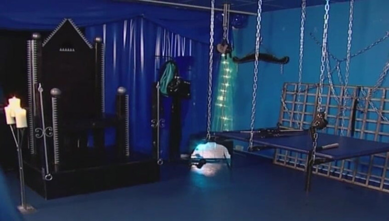 Absolute BDSM films - The original: Un mec MILF à gros nichons se fait pénétrer le cul...