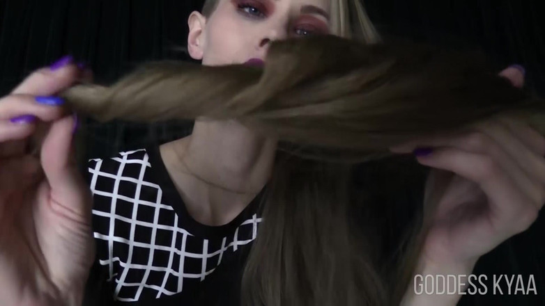 Kyaa Chimera: लंबे सुनहरे बालों वाली बालों का जुनून