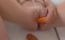 Lizzy Yum VR: Liz Young VR janvier 2025, clito, seins dilatés, orgasme, masturbation, bain...