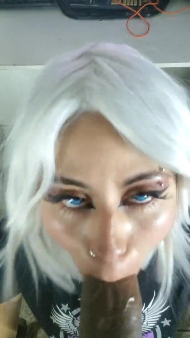 DherlyDoll: Trong khi gia đình đang tụ tập, tôi đã cho anh ta một...