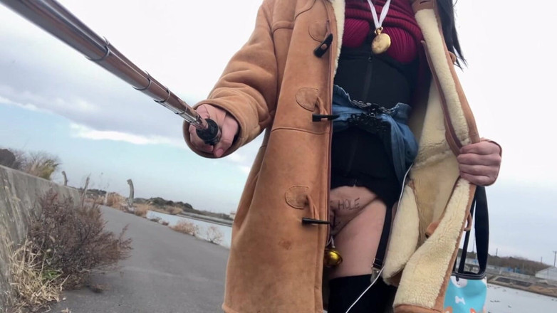 megu2002: Samotrening nr 81 Riverside Walk z odsłoniętą cipką i dupkiem - część 2