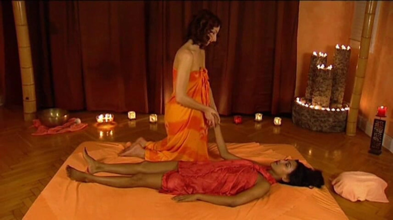 Touch The Body: Atinge corpul: Masaj lesbian Tantra: Partea 2
