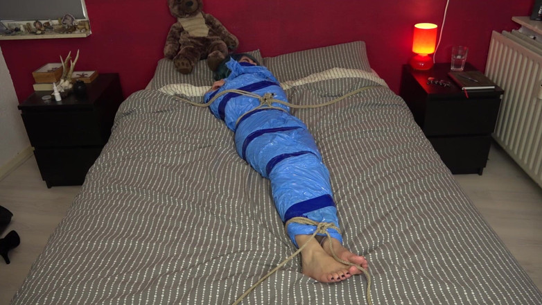 Restricting Ropes: Luna Grey - momifiée sur le lit