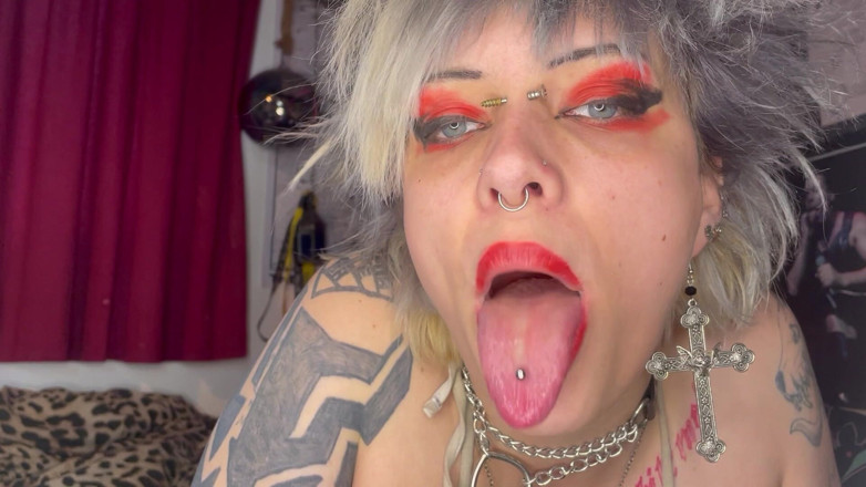 Glitterqueen1999: Awek goth goth dengan gincu merah tour mulut