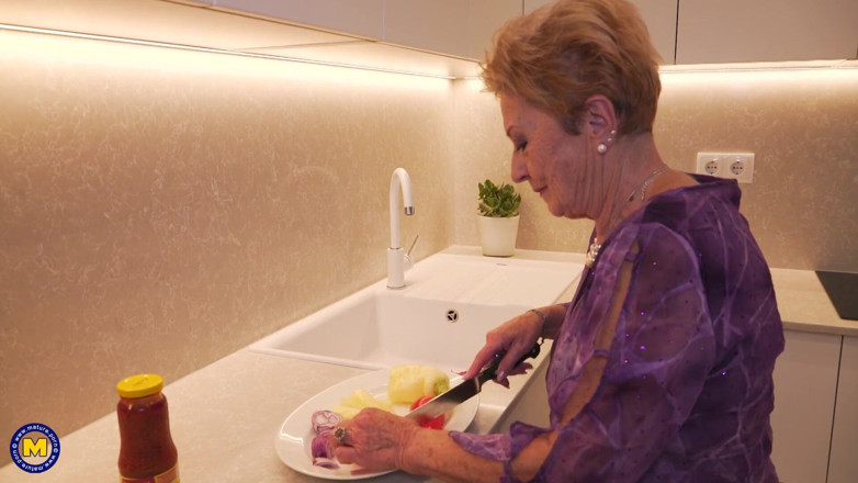 Mature NL: Ragazzo muscoloso si scopa la nonna