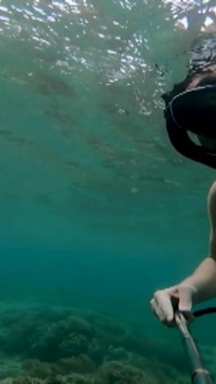 Troia snorkeling: bikini attillato, maschera per immersione e pinna provocante sott'acqua